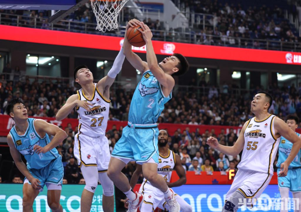 青岛男篮客场失利,球员调整态度的简单介绍 青岛男篮客场失利,球员调整态度的简单介绍