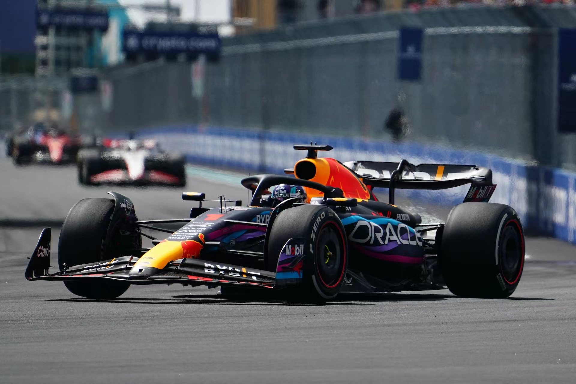 包含雷诺车队鏖战红牛车队,佩雷兹惊艳四座的词条 包含雷诺车队鏖战红牛车队,佩雷兹惊艳四座的词条